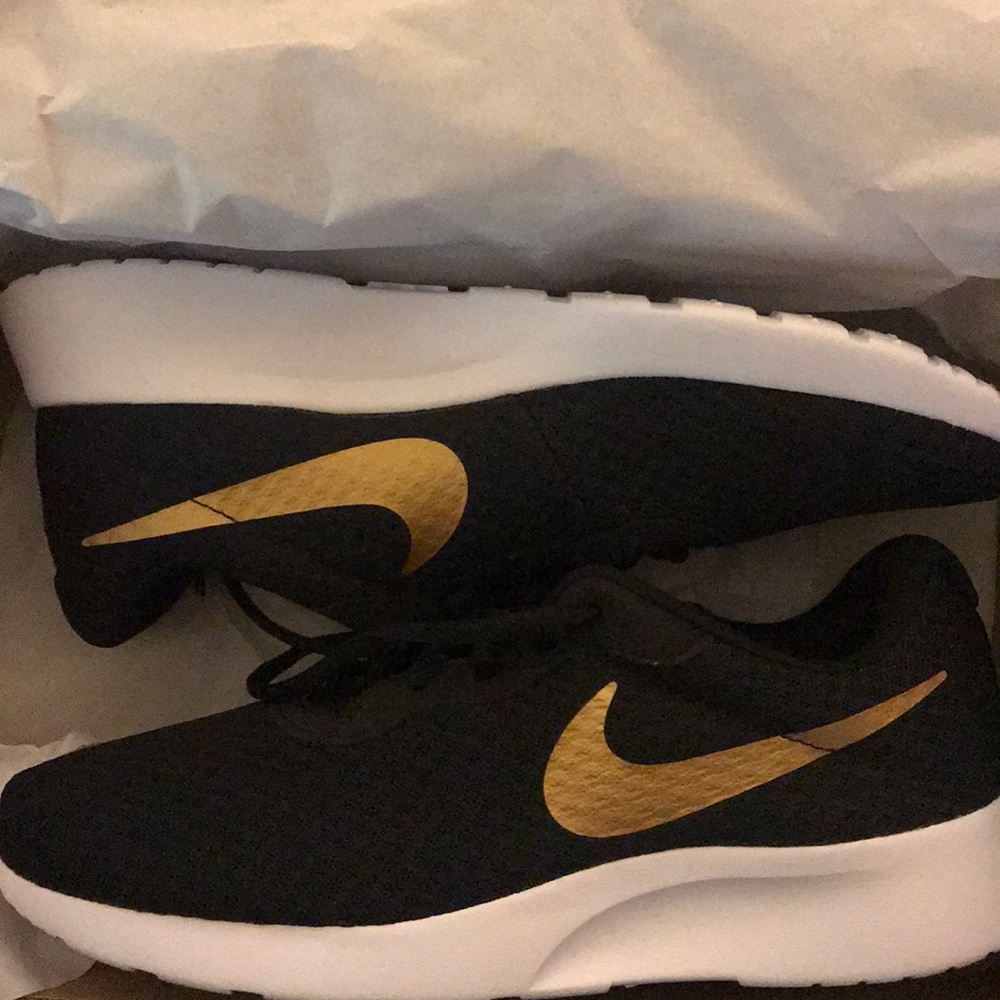 New Women’s Nike Tanjun